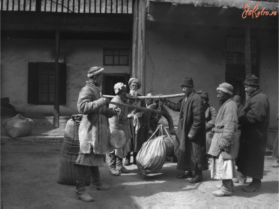 Китай - Аксу. Взвешивание товара на базаре, 1906-1908