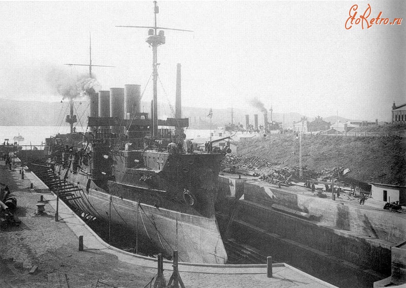 Владивосток - Броненосный крейсер Громобой в сухом  доке во Владивостоке. .