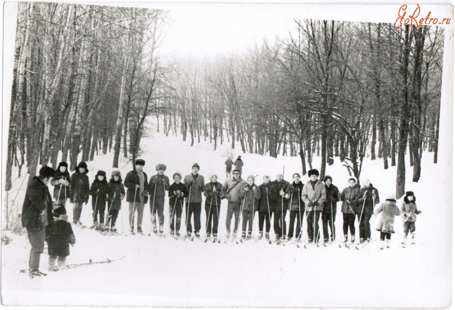 Ивня - Рабочие Ивнянского сахзавода с детьми на лыжах
