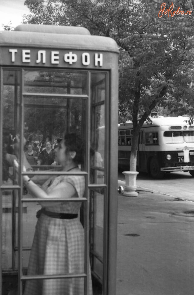 Саратов - Телефонная будка на проспекте Кирова у консерватории