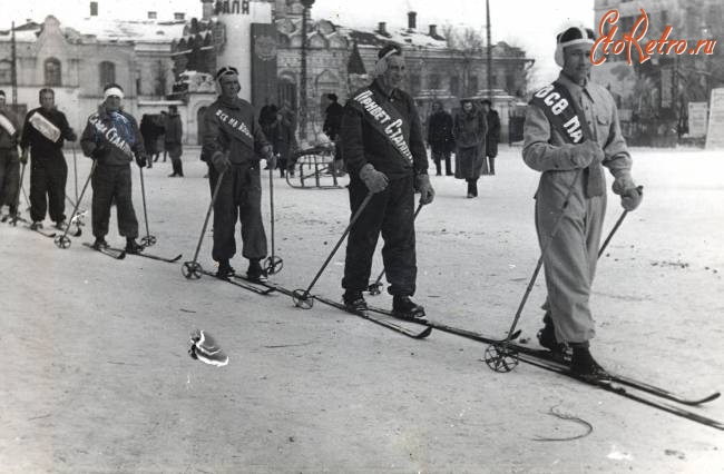 Саратов - Лыжники на площади Чернышевского