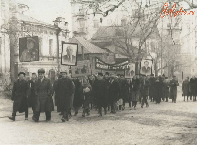 Саратов - Колонна ликеро-водочного завода на демонстрации 7 ноября 1947г.,улица Бахметьевская