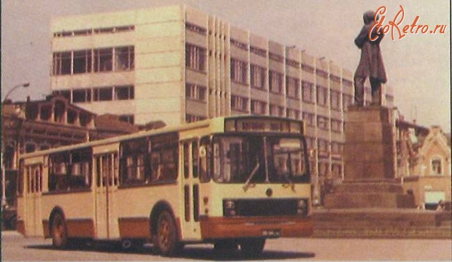 Саратов - Автобус ЗИУ-8 (ЗИУ-5250) на площади Чернышевского