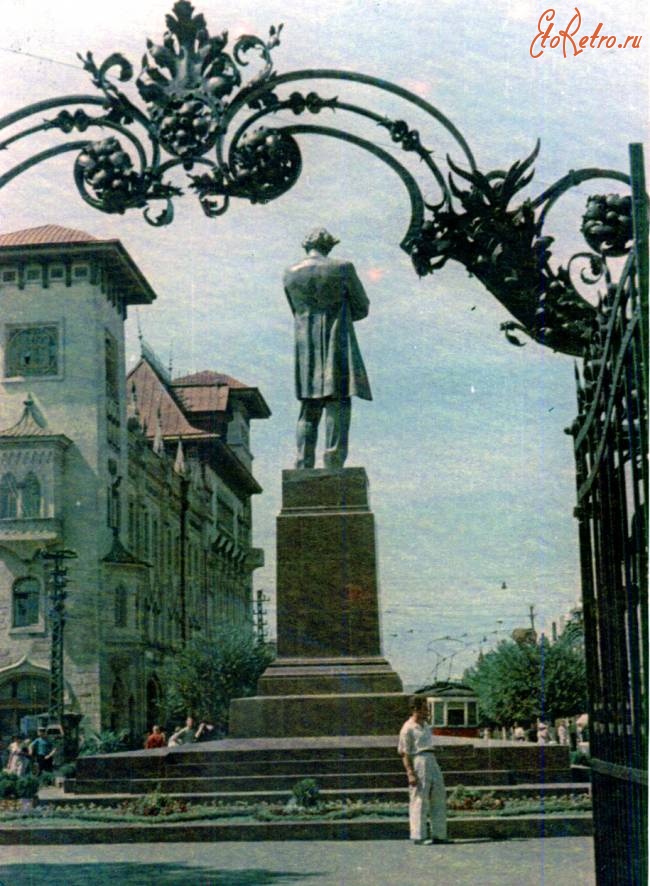 Саратов - Консерватория и памятник Н.Г.Чернышевскому