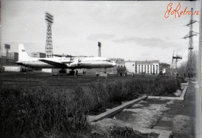 Саратов - Самолет Ил-18 в Торговом центре