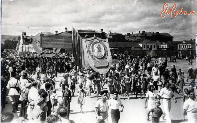 Саратов - Колонна динамовцев на площади Революции