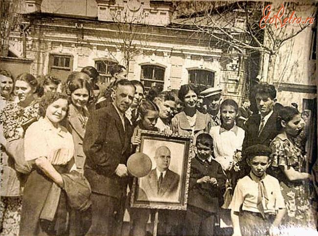 Саратов - На демонстрации с портретом Н.С.Хрущева