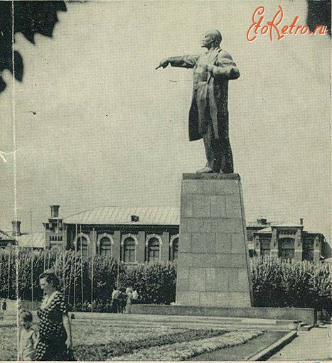 Саратов - Памятник В.И.Ленину на площади Революции