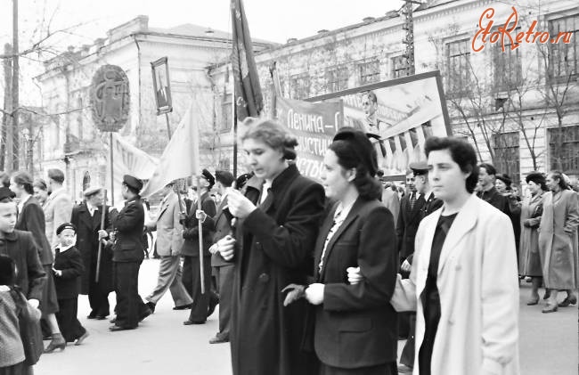 Саратов - Демонстрация на улице Ленина