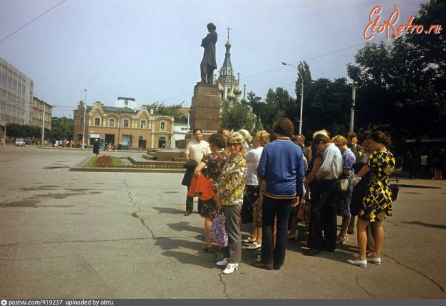 Саратов - Туристы на площади Чернышевского