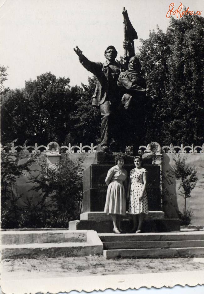 Саратов - Памятник участникам маевок в городском парке