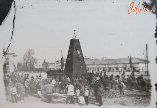 Саратов - Работы по благоустройству у памятника борцам революции 1917 года
