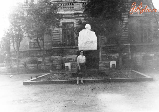 Саратов - Памятник А.Н.Радищеву перед художественным музеем его имени