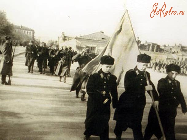 Саратов - Парад суворовцев на площади Революции