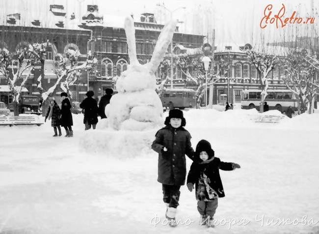 Саратов - Снежный заяц на площади Революции
