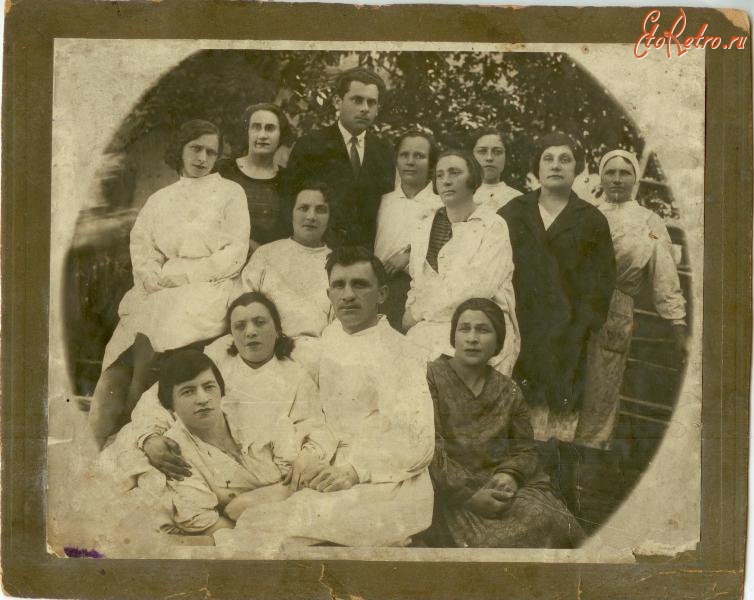 Саратов - Я.Н.Левиновский (в центре первого ряда) с сотрудниками аптеки №1