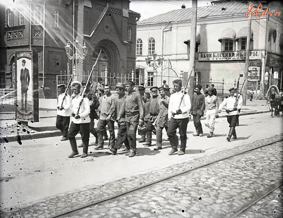 Саратов - Солдаты конвоируют арестантов по Никольской улице