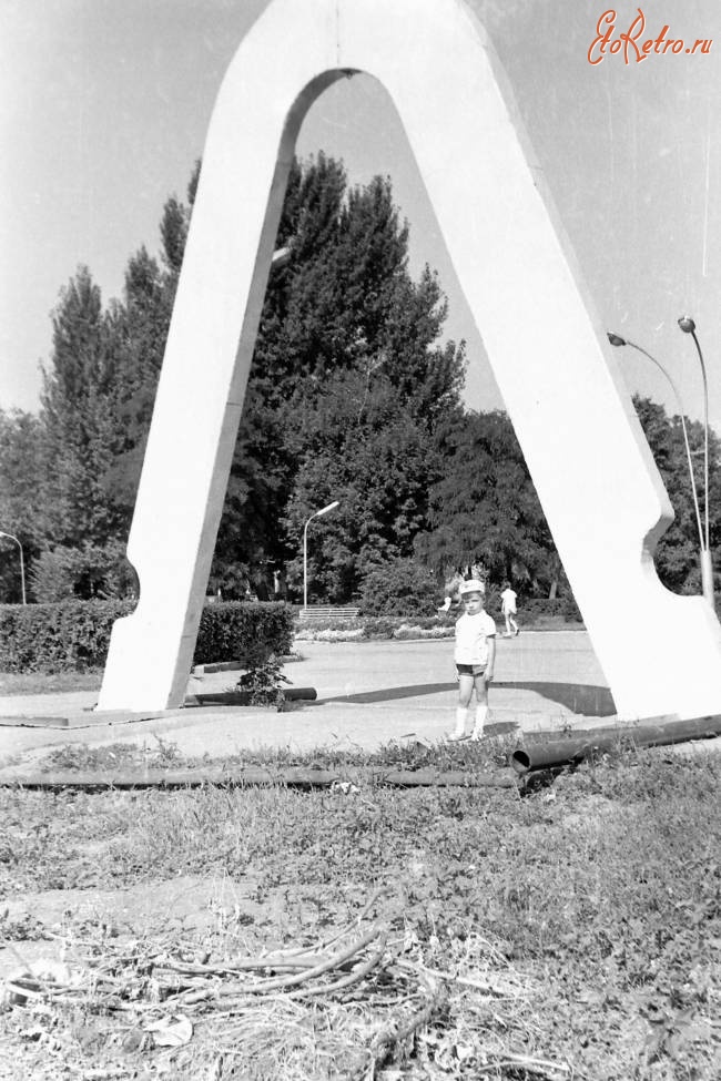Саратов - Арка в виде дуги из конской упряжи в городском парке