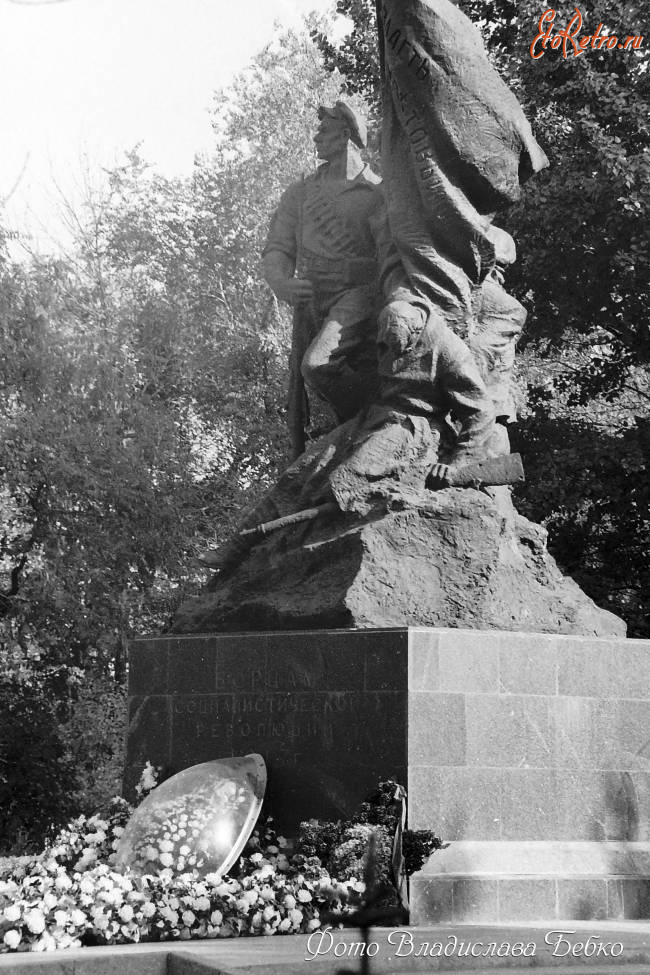 Саратов - Памятник Борцам Социалистической Революции 1917 года