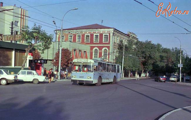 Саратов - Троллейбус ЗИУ-9 на пересечении улицы Московской и Аткарской