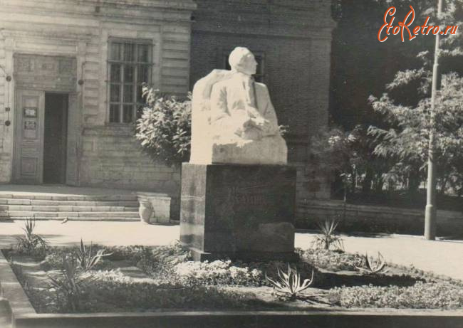 Саратов - Бюст А.Н.Радищева у художественного музея носящего его имя