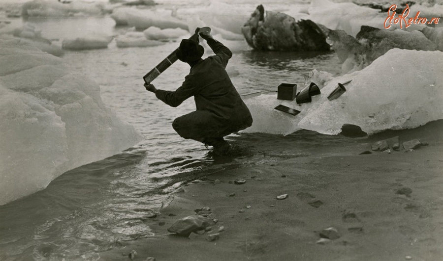 Штат Аляска - Фотограф Оскар Д.фон Энгельн промывает пленку в ледяной воде