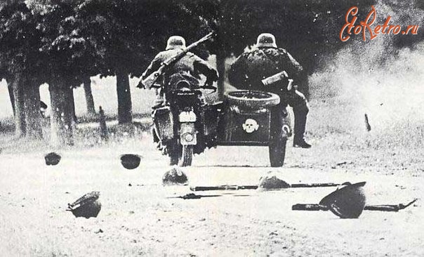 Франция - Бойцы 3-й дивизии СС атакуют позиции противника. Франция, 1940-й год.