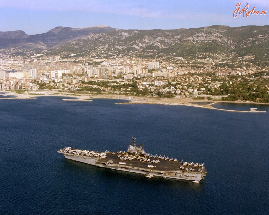 Франция - USS Independence (CV-62) anchored off Toulon 1979 Франция,  Метрополия Франция
