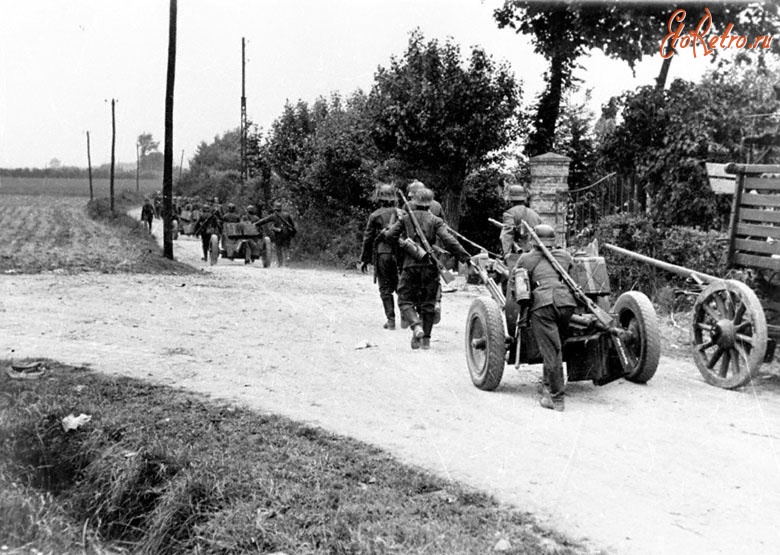 Франция - Вступление немецкого саперного ударного отряда в один из французских населенных пунктов