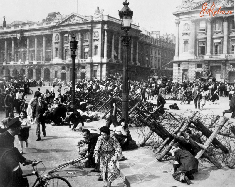 Париж - Жители Парижа собрались на площади Согласия для встречи союзных войск.