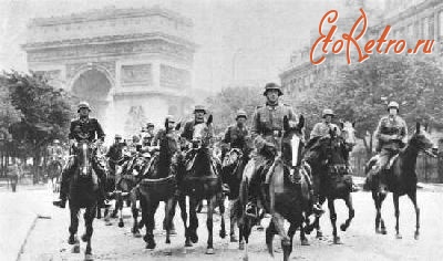 Париж - Елисейские поля и Триумфальная арка в июне 1940 года.