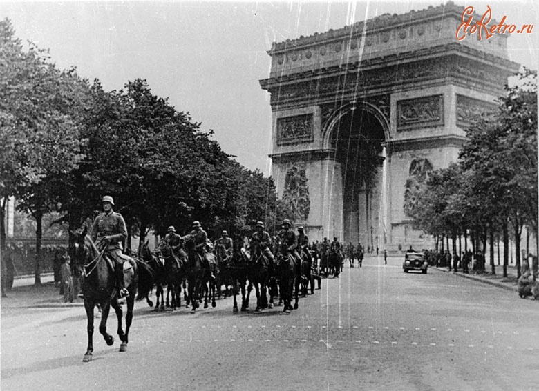 Париж - Немецкие войска минуют Триумфальную арку (Париж)