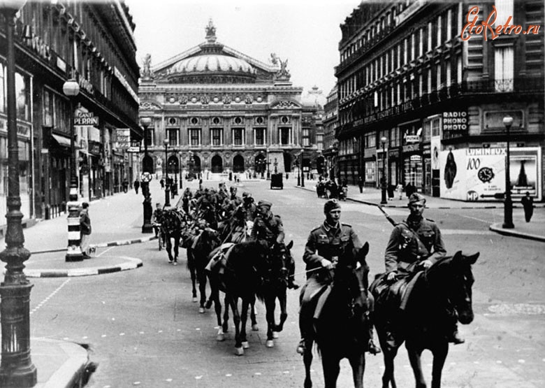 Париж - Немецкий конный патруль на одной из улиц Парижа