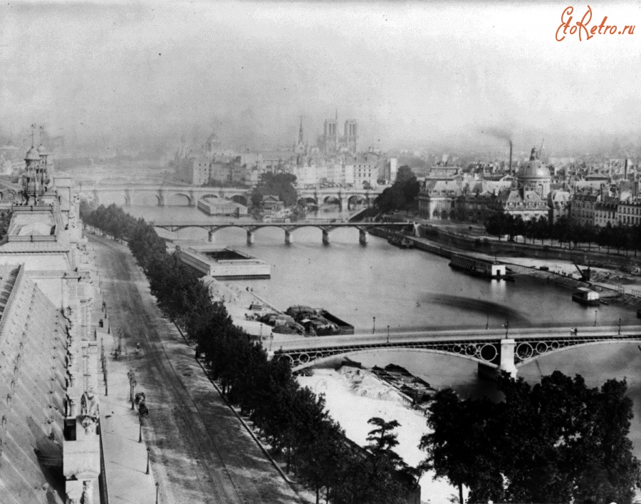 Париж - Аerial view of Seine bridges from balloon above Louvre Франция , Метрополия Франция , Иль-де-Франс , Париж