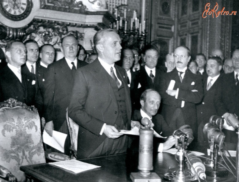 Париж - Франко-германская декларация 6 декабря 1938 года. Министр иностранных дел Германии Иоахим фон Риббентроп делает сообщение для прессы; рядом министр иностранных дел Франции Ж. Бонне