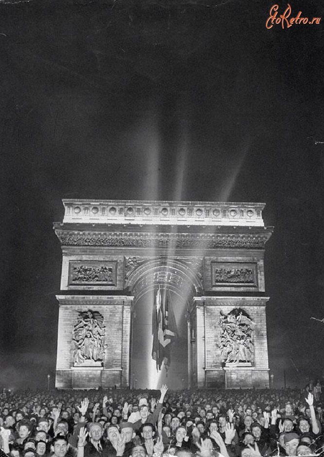 Париж - Жители Парижа на Елисейских Полях празднуют освобождение. август, 1944 г.