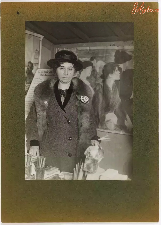 Париж - Мария Верона у стойки павильона Лиги, 1913-1914