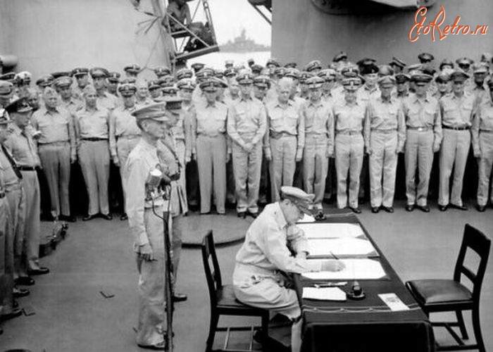 Япония - Дуглас МакАртур подписывает Акт о капитуляции Японии, 1945