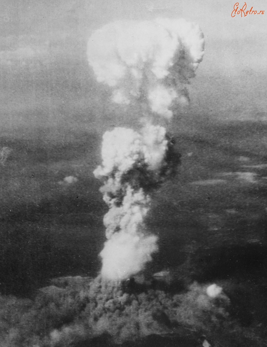 Хиросима - Растущий ядерный «гриб» над Хиросимой вскоре после 8:15, 5 августа 1945.