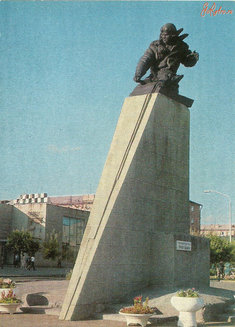 Караганда - Караганда.Памятник Герою Советского Союза Н.Абдирову.