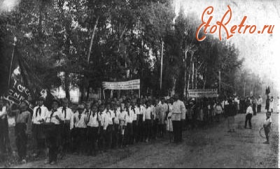 Алма-Ата - Алма-Ата. Учащиеся школы N.28 на праздничном шествии, 1929-1930