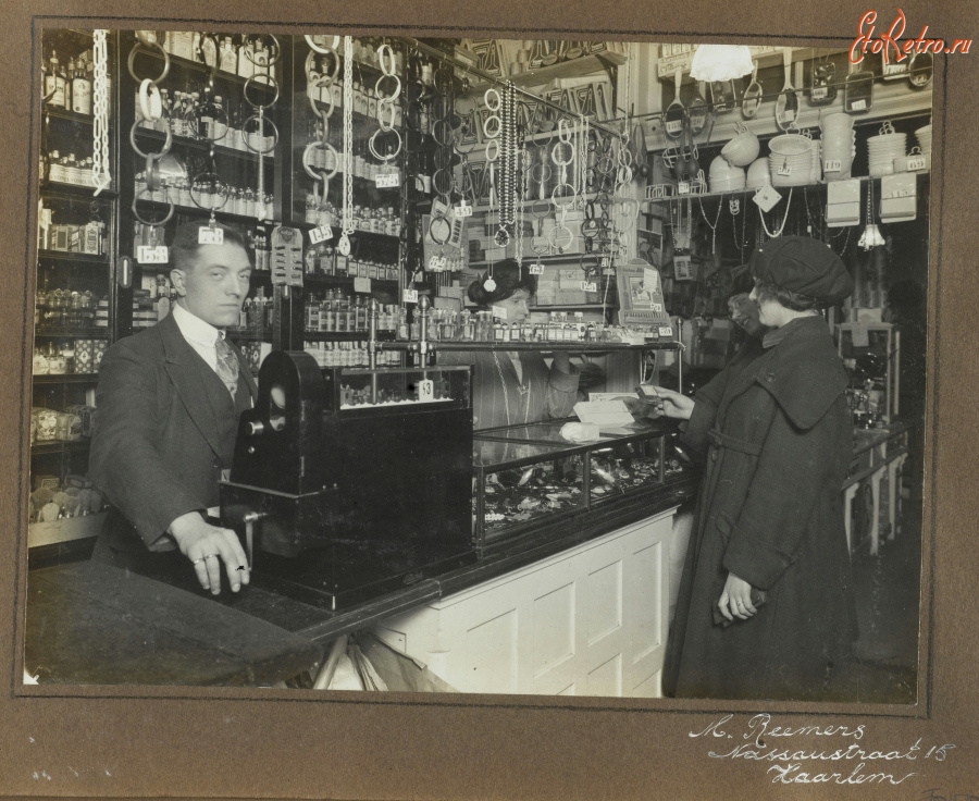 Старые магазины, рестораны и другие учреждения - Интерьер аптеки М. Римерса в Харлеме, Нидерланды