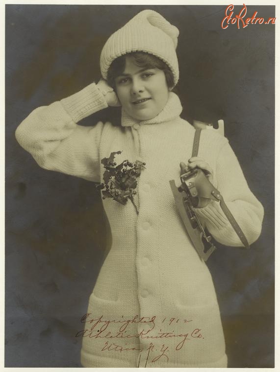 Ретро мода - Девушка с коньками в вязаной шапочке и свитере