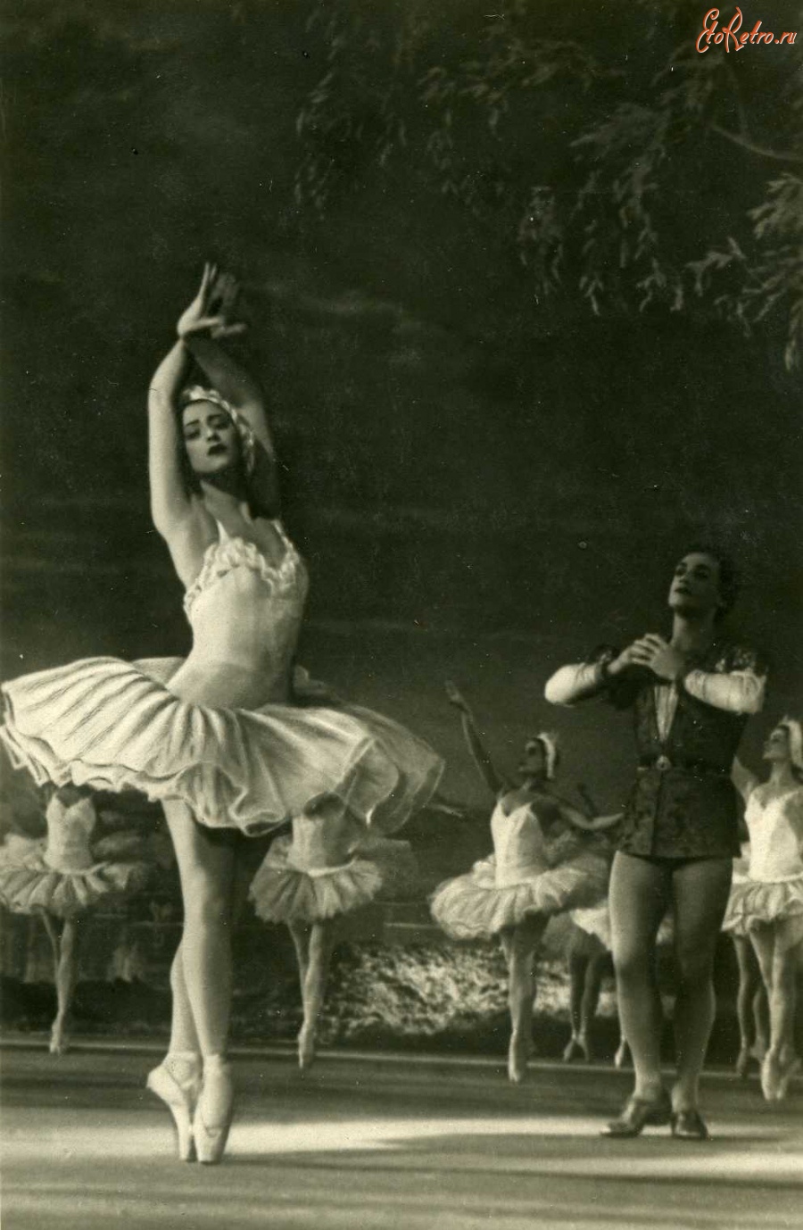 Ретро открытки - М.М.Плисецкая и Ю.Г.Кондратов в ролях Одетты и Принца в балете 