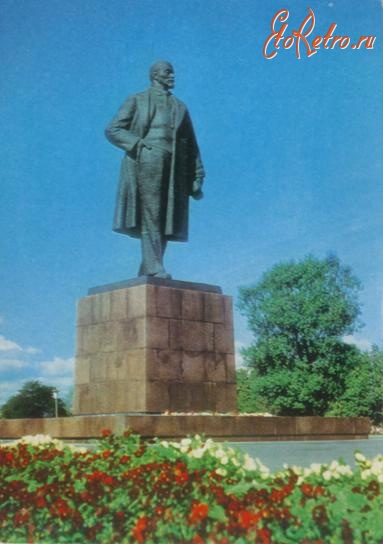 Ретро открытки - Открытка. Южно-Сахалинск. Памятник В.И. Ленину. 1976 г.