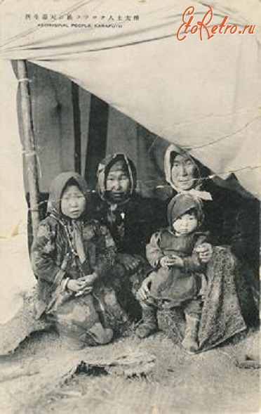 Ретро открытки - Фотооткрытка. Женщины уильта с детьми у входа в жилище. 1930-1940 гг