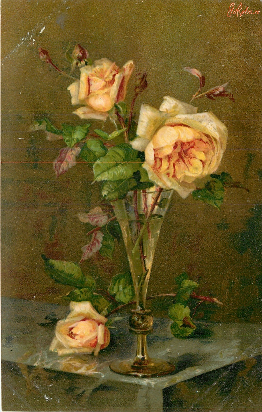 Ретро открытки - Жёлтые розы с бутонами в высоком стеклянном бокале