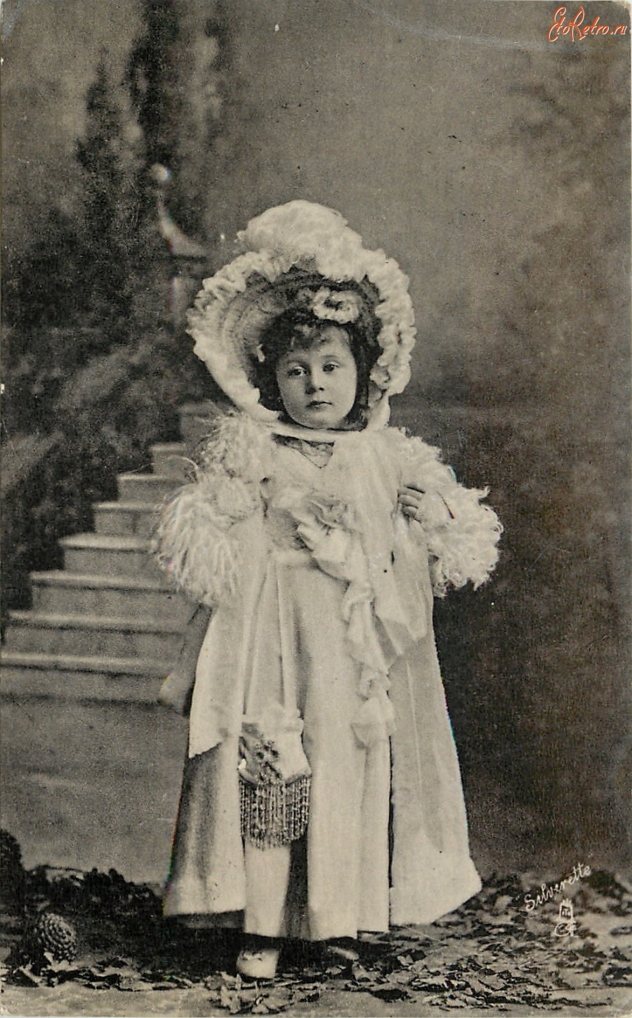 Ретро открытки - Девочка в платье и шляпе с кружевом