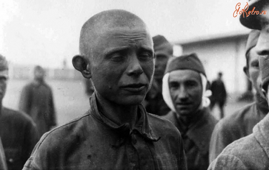 Прибалтика - Советский военнопленный в пересыльном лагере