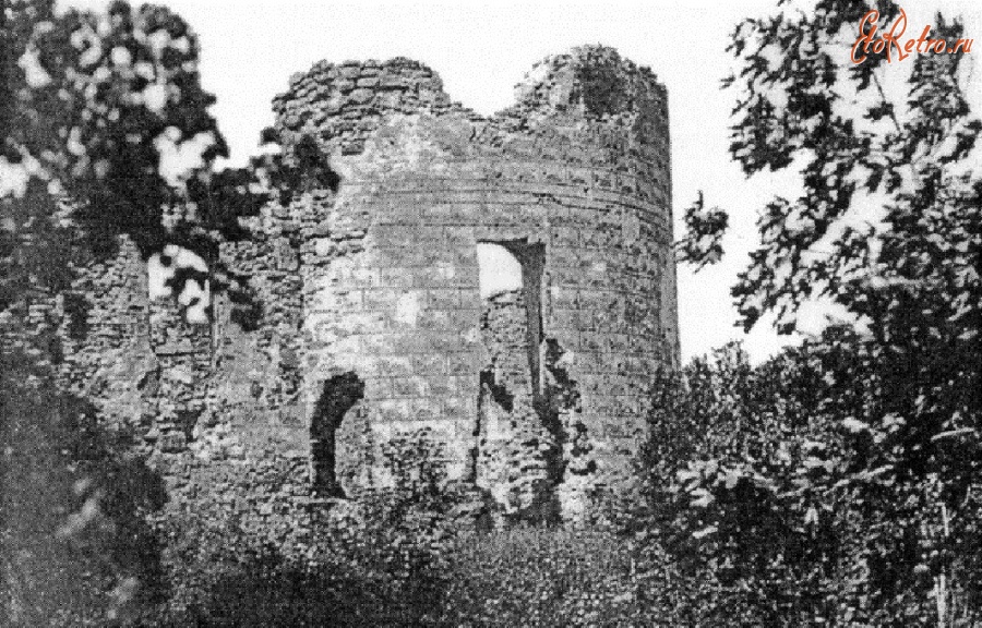 Латвия - Руины северо-восточной башни Баускского замка